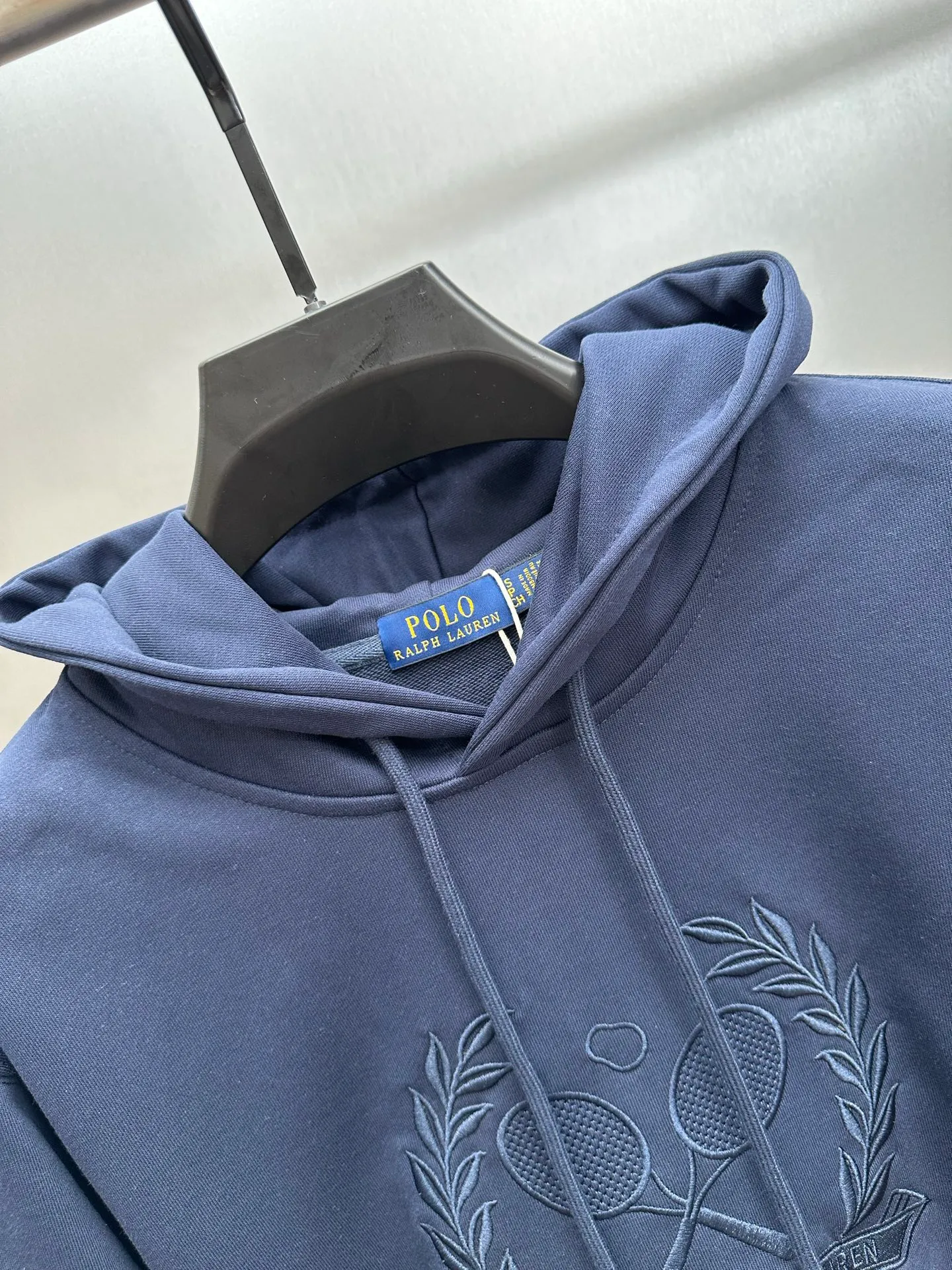 P280 RalphLauren/Ralph Lauren 2025 new autumn and winter large embroidered hooded sweatshirt Ralph Lauren's age-reducing item, the coat fabric is made of 60% cotton ➕40% polyester, which not only retains the softness, comfort and breathability of cotton, but also adds the wear resistance and wrinkle resistance of polyester fiber, making the clothes more durable and easy to care for. Even in slightly cooler weather, you won't feel stuffy when wearing it. This kind of fabric has a natural crisp feel and is not easy to pill or deform. Hooded design effectively improves thermal insulation performance. The embroidery on the chest and the fabric are of the same color. The colors are full, three-dimensional and lifelike, adding a bit of liveliness and interest to the whole sweatshirt. There is no pressure to dress, regardless of age or gender. Complete accessories!  Color: navy blue, black, gray size: S-xL
